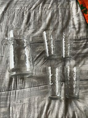 Clear Glass Pitcher and 4 Glass Tumblers Set - Classic Bubble Design